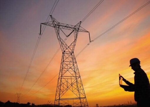 نیروهای صنعت برق بدون وقفه در حال خدمت رسانی هستند