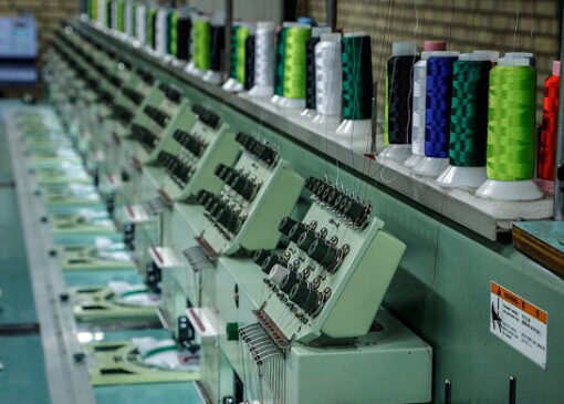 📌واکنش تهیه‌کننده «پیرپسر» به قاچاق فیلم 🔹حنیف سروری: متاسفانه مطلع شدیم که نسخه‌ای از فیلم که دارای واترمارک هم هست، در فضای مجازی منتشر شده و به همین دلیل از علاقه‌مندان به تماشای این فیلم دعوت می‌کنیم که حتما نسخه قانونی را ببینند. 🔹هر کانال، وب سایت یا شبکه تلویزیونی که این نسخه غیرقانونی را پخش کند با پیگیری حقوقی و پرداخت خسارت مواجه خواهد شد.