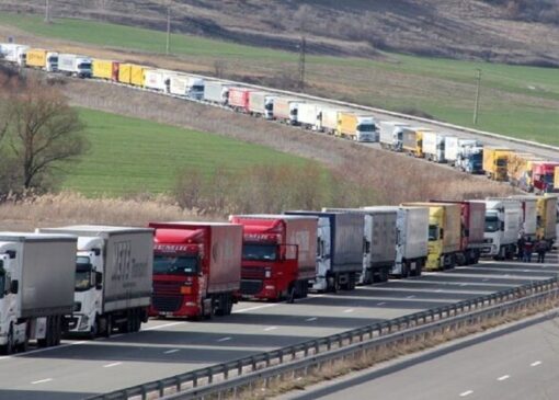 توقف کامیون‌ها در مرز کالای اساسی و فاسدشدنی را به خطر می‌اندازد