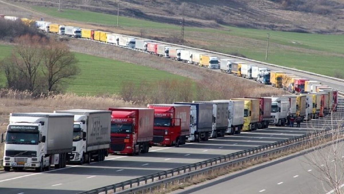 توقف کامیونها در مرز کالای اساسی و فاسدشدنی را به خطر میاندازد