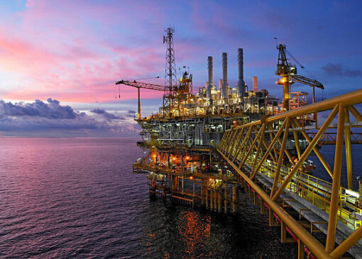 واگذاری فرآورش ۱۲ درصد نفت خام کشور به بخش خصوصی و غیردولتی