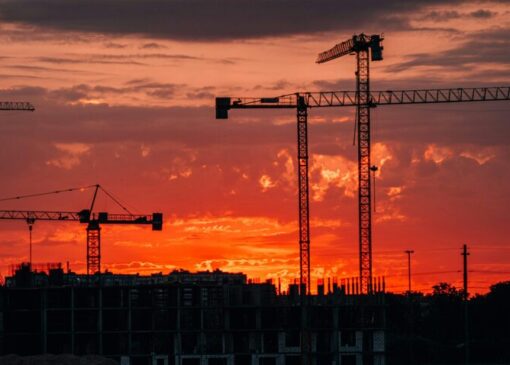 چسبندگی قیمت مسکن به دلار از سال ۱۴۰۰ تضعیف شده است