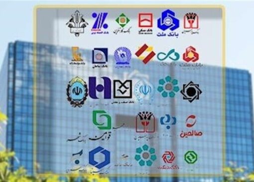 به گزارش خبرنگار مهر، وزیر اقتصاد در طول جنگ رمضان در ابلاغیه ای ویژه موضوع پایداری شبکه بانکی را مورد تاکید قرار داد. اکنون که در شرایط سکوت صحنه نظامی به سر می بریم می توان گفت که فعالیت شبکه بانکی پس از دو موج اختلال که همزمان با دوره های جنگ دوازده روزه و جنگ رمضان رخ داد اکنون به وضعیتی پایدارتر رسیده است و همین بازگشت آرامش فرصتی ایجاد کرده تا تصویر روشن تری از عملکرد بانک ها در شرایط خاص ترسیم شود در این دو دوره حساس بخش هایی از شبکه بانکی با کندی در ارائه خدمات یا توقف مقطعی روبه رو شد و همین مسئله اهمیت نقش بانک ها را در زندگی روزمره مردم دوباره برجسته کرد وقتی کشور در شرایط جنگی قرار دارد و رفتار مردم و کسب و کارها تحت تاثیر فضای روانی و اقتصادی است کوچکترین اختلال در سیستم بانکی می تواند اعتماد عمومی را کاهش دهد و حتی مسیر جابجایی سپرده ها را تغییر دهد. اکنون با فروکش کردن اختلالات نگاه ها به سوی یک پرسش اساسی رفته است این که آیا شبکه بانکی می تواند در صورت تداوم شرایط جنگی پایداری خدمات را تضمین کند یا اینکه باید انتظار داشت بانک هایی که چند بار پشت سرهم دچار اختلال می شوند با موج خروج سپرده و کاهش اعتماد مواجه شوند تحلیلگران بانکی بر این باورند که تجربه دو مقطع اخیر نشان داد پایداری بانک ها نه موضوعی فنی بلکه مسئله ای اجتماعی و اقتصادی است که به طور مستقیم بر آرامش کشور تاثیر می گذارد. پایداری شبکه بانکی در شرایط جنگی به عنوان ستون نظم اقتصادی در روزهای دو موج جنگی گذشته حجم تراکنش های مالی افزایش یافت و ترافیک سیستم های پرداخت به شکل بی سابقه ای رشد کرد مردم نگران تامین مایحتاج روزانه خود بودند کسب و کارها تلاش می کردند سرعت گردش مالی خود را کاهش ندهند و مسافران در استان های پر رفت و آمد نیازمند دسترسی دائمی به خدمات بانکی بودند در چنین فضای پر فشار تنها یک نکته اهمیت داشت اینکه شبکه بانکی حتی برای چند دقیقه دچار وقفه نشود. وقتی تراکنش ها در پایتخت افزایش می یافت صف های طولانی مقابل برخی شعب دیده می شد و مشکلات در سرویس های الکترونیکی مانند پرداخت یا انتقال وجه باعث نگرانی عمومی می شد همین تجربه نشان داد که شبکه بانکی در ایران دیگر فقط یک نهاد مالی نیست بلکه بخشی از نظم زندگی روزمره مردم است و اگر در شرایط بحرانی دچار اختلال شود تمام سیستم های مرتبط دچار اختلال می شوند اقتصاد خرد از فروشگاه ها گرفته تا خدمات درمانی و حمل و نقل به شکل مستقیم وابسته به کارکرد دائمی بانک هاست. کارشناسان می گویند که بانک ها باید آمادگی کامل برای موقعیت های جنگی داشته باشند زیرا رفتار مالی جامعه در این دوره ها متفاوت است و معمولا با افزایش تراکنش های خرد و تغییرات لحظه ای در الگوی برداشت و انتقال همراه است در چنین شرایطی بانک هایی که نتوانند سطح خدمات را حفظ کنند ممکن است نه تنها اعتماد عمومی را از دست بدهند بلکه با خروج بخشی از سپرده ها مواجه شوند زیرا مردم ناخودآگاه به سمت بانک هایی می روند که در بحران پایدارتر عمل کرده اند. ضعف های آشکار شده و ضرورت اصلاح سریع زیرساخت ها در دو مقطع اخیر تفاوت عملکرد بانک ها به روشنی دیده شد برخی بانک ها با وجود فشار بالا توانستند خدمات خود را حفظ کنند یا سریع تر به حالت عادی بازگردند اما تعدادی از بانک ها دچار اختلال های طولانی شدند و نشان دادند که زیرساخت آنها آمادگی کافی برای شرایط دشوار را ندارد. که این ضعف ها از چند جنبه قابل مشاهده بود از جمله کمبود ظرفیت پردازشی در زمان اوج تراکنش نبود مسیرهای پشتیبان برای ارتباطات بانکی ضعف هماهنگی میان سامانه های داخلی و بین بانکی و نداشتن تیم واکنش سریع برای مدیریت اختلال. بسیاری از متخصصان بانکداری دیجیتال معتقدند که معماری برخی سامانه های بانکی قدیمی است و توان رویارویی با فشارهایی در سطح جنگی را ندارد این معماری های قدیمی باعث می شود اگر در یک بخش از سیستم خطا رخ دهد موجی از اختلال را به بخش های دیگر منتقل کند و زمان بازیابی را افزایش دهد همین مسئله باعث شده اکنون پیشنهادهای متعددی برای اصلاح ساختاری شبکه بانکی مطرح شود از جمله افزایش ظرفیت پردازشی بازطراحی سامانه های اصلی بانک ها ایجاد خطوط پشتیبان مستقل برای ارتباطات و به روزرسانی نرم افزارها و زیرساخت ها. یکی از نگرانی های اصلی تحلیلگران این است که تداوم اختلال در برخی بانک ها می تواند تغییر رفتار مشتریان را سرعت ببخشد اگر بانکی چند بار در دوره کوتاه دچار اختلال شود بخشی از مشتریان ممکن است سپرده های خود را به بانک هایی منتقل کنند که پایداری بیشتری نشان داده اند این روند در زمان های عادی هم دیده می شود اما در شرایط جنگی سرعت و شدت بیشتری پیدا می کند به همین دلیل بانک هایی که در دو موج اخیر با مشکل مواجه شدند اکنون یک فرصت محدود دارند تا زیرساخت خود را تقویت کنند زیرا هر اختلال آینده می تواند برای آنها هزینه سنگینی در اعتماد و منابع ایجاد کند. شبکه بانکی پیشقراول خدمات اجتماعی و نیازمند حفاظت مداوم شبکه بانکی در ایران بخش مهمی از خدمات اجتماعی کشور را پشتیبانی می کند پرداخت یارانه ها تسهیلات حمایتی خریدهای روزمره شهری پرداخت قبوض حمل و نقل و حتی خدمات درمانی همه وابسته به بانک هاست بنابراین اختلال بانکی فقط مشکل مالی نیست بلکه می تواند به یک اختلال اجتماعی تبدیل شود مثلا در استان های مسافرپذیر بانک ها نقش حیاتی در مدیریت جریان پول گردشگران دارند در تهران نیز بخش بزرگی از فعالیت روزمره شهر بر مبنای تراکنش های بانکی انجام می شود. برای همین بسیاری از تحلیلگران می گویند که بانک ها باید همانند زیرساخت های حیاتی دیده شوند زیرساختی که باید حتی در دوران جنگ و شرایط امنیتی سخت هم پایدار بماند در تجربه اخیر مشخص شد که اگر بانک ها آماده نباشند فشار اجتماعی و اقتصادی بر کشور افزایش می یابد همچنین مردم انتظار دارند بانک ها در لحظه بحران شفاف باشند و بدانند چه اتفاقی افتاده و چه زمانی مشکل برطرف می شود اطلاع رسانی دقیق می تواند از نگرانی و برداشت های اشتباه جلوگیری کند و اعتماد عمومی را حفظ کند. بانک ها باید بدانند که هر اختلال به معنای آسیب دیدن سرمایه اجتماعی آنهاست و هر بار بازیابی سریع به معنای تقویت اعتماد مردم است اکنون زمان آن است که بازطراحی شبکه بانکی در سطح ملی مورد توجه قرار گیرد تا بانک ها بتوانند در برابر شوک های آینده مقاوم باشند. بازگشت پایداری به سیستم بانکی پس از دو موج اختلال فرصتی برای بازنگری اساسی در زیرساخت های بانکی ایجاد کرده است اگر برخی بانک ها نتوانند در دوره های آینده از تکرار این مشکلات جلوگیری کنند احتمال خروج سپرده و کاهش اعتماد نسبت به آنها کاملا وجود دارد مسیر آینده روشن است بانک ها باید زیرساخت های خود را تقویت کنند معماری های قدیمی را جایگزین کنند تیم های واکنش سریع ایجاد کنند و به شکل فعال پایداری شبکه را اندازه گیری و مدیریت کنند شبکه بانکی ستون نظم اقتصادی کشور است و در شرایط جنگی اهمیت آن دوچندان می شود حفظ این پایداری یعنی حفظ آرامش مردم و استمرار چرخه اقتصادی کشور.