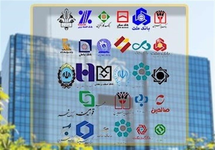 به گزارش خبرنگار مهر، وزیر اقتصاد در طول جنگ رمضان در ابلاغیه ای ویژه موضوع پایداری شبکه بانکی را مورد تاکید قرار داد. اکنون که در شرایط سکوت صحنه نظامی به سر می بریم می توان گفت که فعالیت شبکه بانکی پس از دو موج اختلال که همزمان با دوره های جنگ دوازده روزه و جنگ رمضان رخ داد اکنون به وضعیتی پایدارتر رسیده است و همین بازگشت آرامش فرصتی ایجاد کرده تا تصویر روشن تری از عملکرد بانک ها در شرایط خاص ترسیم شود در این دو دوره حساس بخش هایی از شبکه بانکی با کندی در ارائه خدمات یا توقف مقطعی روبه رو شد و همین مسئله اهمیت نقش بانک ها را در زندگی روزمره مردم دوباره برجسته کرد وقتی کشور در شرایط جنگی قرار دارد و رفتار مردم و کسب و کارها تحت تاثیر فضای روانی و اقتصادی است کوچکترین اختلال در سیستم بانکی می تواند اعتماد عمومی را کاهش دهد و حتی مسیر جابجایی سپرده ها را تغییر دهد. اکنون با فروکش کردن اختلالات نگاه ها به سوی یک پرسش اساسی رفته است این که آیا شبکه بانکی می تواند در صورت تداوم شرایط جنگی پایداری خدمات را تضمین کند یا اینکه باید انتظار داشت بانک هایی که چند بار پشت سرهم دچار اختلال می شوند با موج خروج سپرده و کاهش اعتماد مواجه شوند تحلیلگران بانکی بر این باورند که تجربه دو مقطع اخیر نشان داد پایداری بانک ها نه موضوعی فنی بلکه مسئله ای اجتماعی و اقتصادی است که به طور مستقیم بر آرامش کشور تاثیر می گذارد. پایداری شبکه بانکی در شرایط جنگی به عنوان ستون نظم اقتصادی در روزهای دو موج جنگی گذشته حجم تراکنش های مالی افزایش یافت و ترافیک سیستم های پرداخت به شکل بی سابقه ای رشد کرد مردم نگران تامین مایحتاج روزانه خود بودند کسب و کارها تلاش می کردند سرعت گردش مالی خود را کاهش ندهند و مسافران در استان های پر رفت و آمد نیازمند دسترسی دائمی به خدمات بانکی بودند در چنین فضای پر فشار تنها یک نکته اهمیت داشت اینکه شبکه بانکی حتی برای چند دقیقه دچار وقفه نشود. وقتی تراکنش ها در پایتخت افزایش می یافت صف های طولانی مقابل برخی شعب دیده می شد و مشکلات در سرویس های الکترونیکی مانند پرداخت یا انتقال وجه باعث نگرانی عمومی می شد همین تجربه نشان داد که شبکه بانکی در ایران دیگر فقط یک نهاد مالی نیست بلکه بخشی از نظم زندگی روزمره مردم است و اگر در شرایط بحرانی دچار اختلال شود تمام سیستم های مرتبط دچار اختلال می شوند اقتصاد خرد از فروشگاه ها گرفته تا خدمات درمانی و حمل و نقل به شکل مستقیم وابسته به کارکرد دائمی بانک هاست. کارشناسان می گویند که بانک ها باید آمادگی کامل برای موقعیت های جنگی داشته باشند زیرا رفتار مالی جامعه در این دوره ها متفاوت است و معمولا با افزایش تراکنش های خرد و تغییرات لحظه ای در الگوی برداشت و انتقال همراه است در چنین شرایطی بانک هایی که نتوانند سطح خدمات را حفظ کنند ممکن است نه تنها اعتماد عمومی را از دست بدهند بلکه با خروج بخشی از سپرده ها مواجه شوند زیرا مردم ناخودآگاه به سمت بانک هایی می روند که در بحران پایدارتر عمل کرده اند. ضعف های آشکار شده و ضرورت اصلاح سریع زیرساخت ها در دو مقطع اخیر تفاوت عملکرد بانک ها به روشنی دیده شد برخی بانک ها با وجود فشار بالا توانستند خدمات خود را حفظ کنند یا سریع تر به حالت عادی بازگردند اما تعدادی از بانک ها دچار اختلال های طولانی شدند و نشان دادند که زیرساخت آنها آمادگی کافی برای شرایط دشوار را ندارد. که این ضعف ها از چند جنبه قابل مشاهده بود از جمله کمبود ظرفیت پردازشی در زمان اوج تراکنش نبود مسیرهای پشتیبان برای ارتباطات بانکی ضعف هماهنگی میان سامانه های داخلی و بین بانکی و نداشتن تیم واکنش سریع برای مدیریت اختلال. بسیاری از متخصصان بانکداری دیجیتال معتقدند که معماری برخی سامانه های بانکی قدیمی است و توان رویارویی با فشارهایی در سطح جنگی را ندارد این معماری های قدیمی باعث می شود اگر در یک بخش از سیستم خطا رخ دهد موجی از اختلال را به بخش های دیگر منتقل کند و زمان بازیابی را افزایش دهد همین مسئله باعث شده اکنون پیشنهادهای متعددی برای اصلاح ساختاری شبکه بانکی مطرح شود از جمله افزایش ظرفیت پردازشی بازطراحی سامانه های اصلی بانک ها ایجاد خطوط پشتیبان مستقل برای ارتباطات و به روزرسانی نرم افزارها و زیرساخت ها. یکی از نگرانی های اصلی تحلیلگران این است که تداوم اختلال در برخی بانک ها می تواند تغییر رفتار مشتریان را سرعت ببخشد اگر بانکی چند بار در دوره کوتاه دچار اختلال شود بخشی از مشتریان ممکن است سپرده های خود را به بانک هایی منتقل کنند که پایداری بیشتری نشان داده اند این روند در زمان های عادی هم دیده می شود اما در شرایط جنگی سرعت و شدت بیشتری پیدا می کند به همین دلیل بانک هایی که در دو موج اخیر با مشکل مواجه شدند اکنون یک فرصت محدود دارند تا زیرساخت خود را تقویت کنند زیرا هر اختلال آینده می تواند برای آنها هزینه سنگینی در اعتماد و منابع ایجاد کند. شبکه بانکی پیشقراول خدمات اجتماعی و نیازمند حفاظت مداوم شبکه بانکی در ایران بخش مهمی از خدمات اجتماعی کشور را پشتیبانی می کند پرداخت یارانه ها تسهیلات حمایتی خریدهای روزمره شهری پرداخت قبوض حمل و نقل و حتی خدمات درمانی همه وابسته به بانک هاست بنابراین اختلال بانکی فقط مشکل مالی نیست بلکه می تواند به یک اختلال اجتماعی تبدیل شود مثلا در استان های مسافرپذیر بانک ها نقش حیاتی در مدیریت جریان پول گردشگران دارند در تهران نیز بخش بزرگی از فعالیت روزمره شهر بر مبنای تراکنش های بانکی انجام می شود. برای همین بسیاری از تحلیلگران می گویند که بانک ها باید همانند زیرساخت های حیاتی دیده شوند زیرساختی که باید حتی در دوران جنگ و شرایط امنیتی سخت هم پایدار بماند در تجربه اخیر مشخص شد که اگر بانک ها آماده نباشند فشار اجتماعی و اقتصادی بر کشور افزایش می یابد همچنین مردم انتظار دارند بانک ها در لحظه بحران شفاف باشند و بدانند چه اتفاقی افتاده و چه زمانی مشکل برطرف می شود اطلاع رسانی دقیق می تواند از نگرانی و برداشت های اشتباه جلوگیری کند و اعتماد عمومی را حفظ کند. بانک ها باید بدانند که هر اختلال به معنای آسیب دیدن سرمایه اجتماعی آنهاست و هر بار بازیابی سریع به معنای تقویت اعتماد مردم است اکنون زمان آن است که بازطراحی شبکه بانکی در سطح ملی مورد توجه قرار گیرد تا بانک ها بتوانند در برابر شوک های آینده مقاوم باشند. بازگشت پایداری به سیستم بانکی پس از دو موج اختلال فرصتی برای بازنگری اساسی در زیرساخت های بانکی ایجاد کرده است اگر برخی بانک ها نتوانند در دوره های آینده از تکرار این مشکلات جلوگیری کنند احتمال خروج سپرده و کاهش اعتماد نسبت به آنها کاملا وجود دارد مسیر آینده روشن است بانک ها باید زیرساخت های خود را تقویت کنند معماری های قدیمی را جایگزین کنند تیم های واکنش سریع ایجاد کنند و به شکل فعال پایداری شبکه را اندازه گیری و مدیریت کنند شبکه بانکی ستون نظم اقتصادی کشور است و در شرایط جنگی اهمیت آن دوچندان می شود حفظ این پایداری یعنی حفظ آرامش مردم و استمرار چرخه اقتصادی کشور.